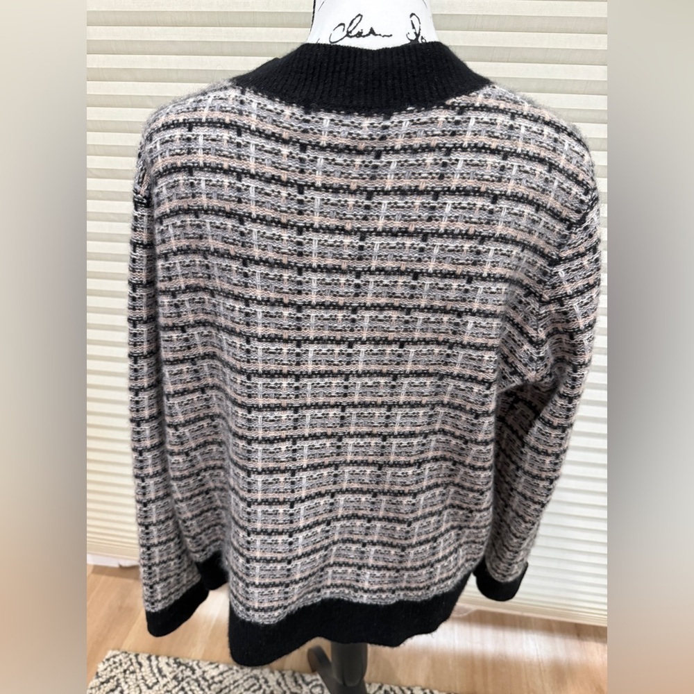 Bloomingdale's Cashmere Black and Cream Sweater - Picture 2 of 5